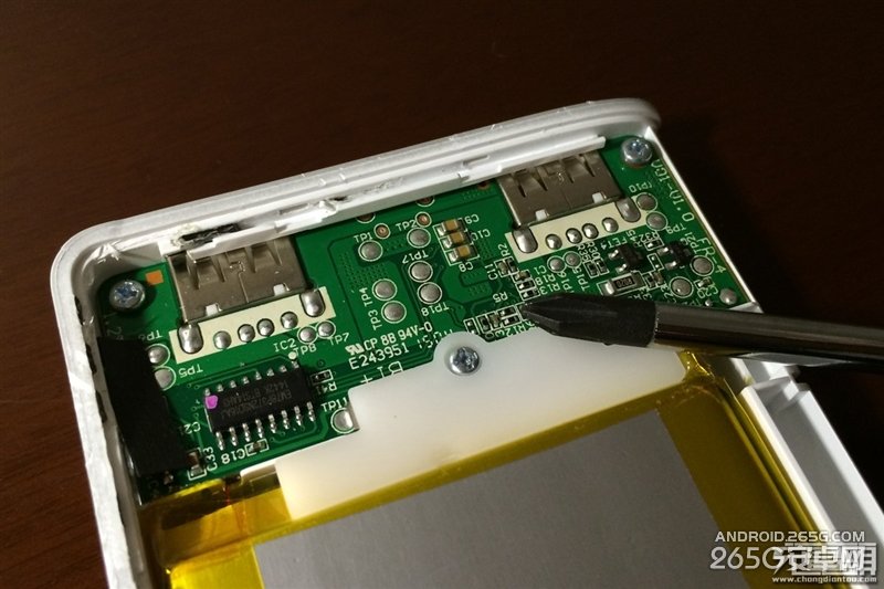 黑得漂亮！一加来电10000mAh移动电源实测、拆解