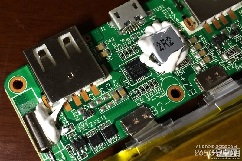 黑得漂亮！一加来电10000mAh移动电源实测、拆解