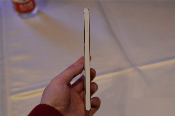 小米魅族看呆！999元原点手机发布