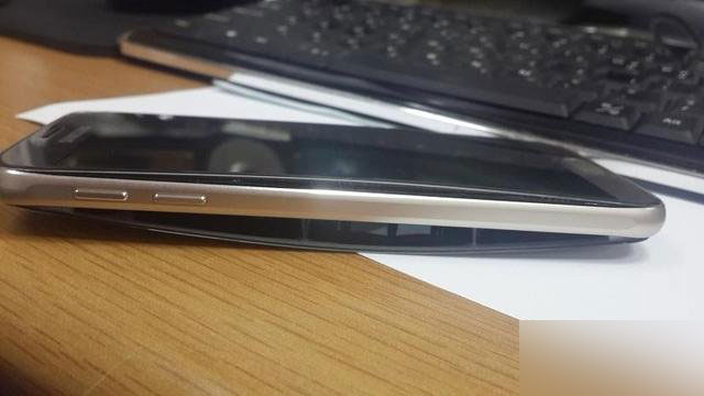 三星S6电池膨胀撑破机身