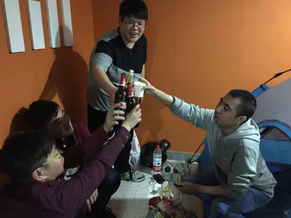 小米Note顶配今日线下开卖！米粉彻夜排队