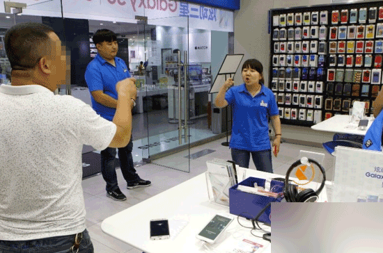 男子6288元买Galaxy S6 Edge砸核桃：哭了