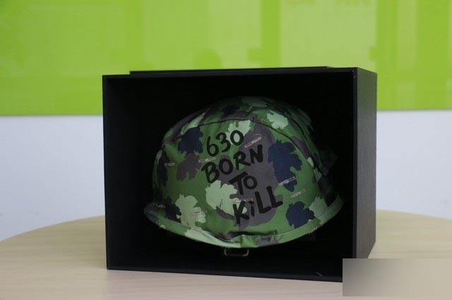 整个头盔采用金属材质，因此重量非常惊人。在头盔上还写有“630 BORN To Kill”