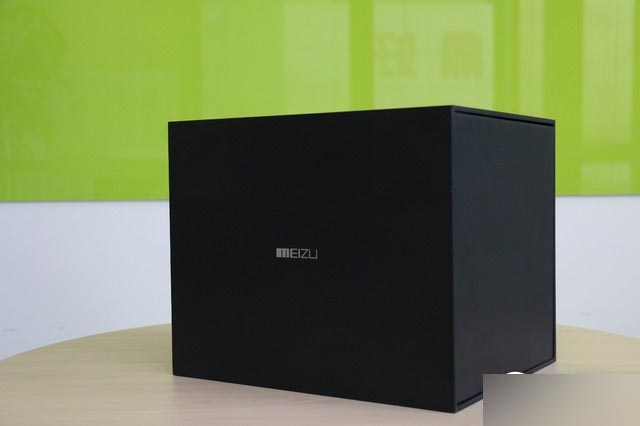 魅族将于6月30日发布全新新品——魅族MX5。其邀请函也霸气十足，黑色的巨大纸箱重量惊人。