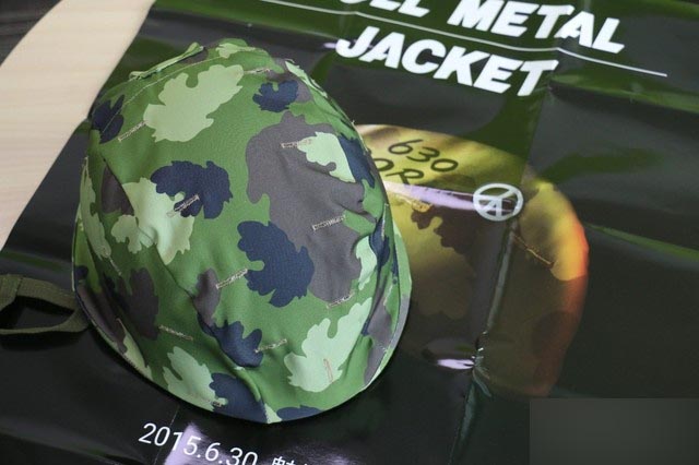 黑箱子中还附有一个巨型海报，其中画有偷窥照片及发布会时间、地址。