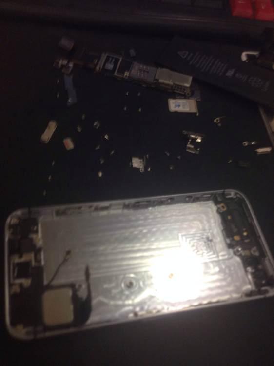 网友耗费一周时间：手工组装了一台iPhone5s 太炫了！