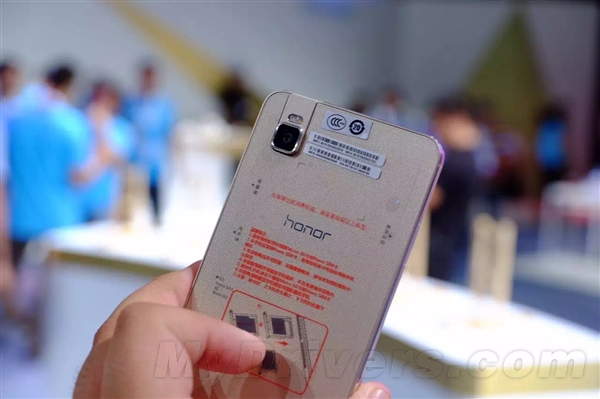 1599元起！华为荣耀7i发布：翻转摄像头+侧面指纹