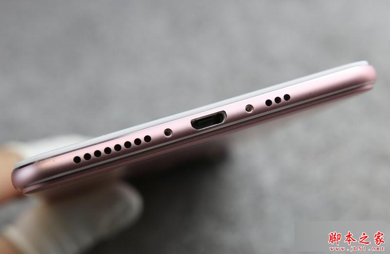 vivo X6Plus拆解的第一步和iPhone有点相似，都是从底部的两颗螺丝入手，使用的是梅花型的螺丝刀。