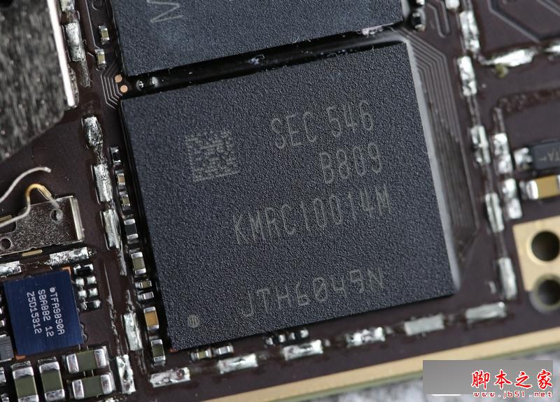三星的KMRC10014M-B809闪存芯片，容量64G。