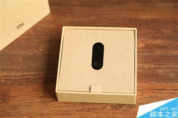 小米手环2开箱图赏：OLED屏黑如璞玉