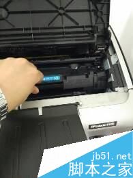 怎样给激光打印机更换碳粉盒