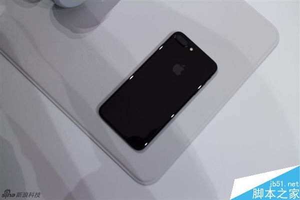 iPhone 7现场真机图赏：亮光黑、黑色你更爱谁？