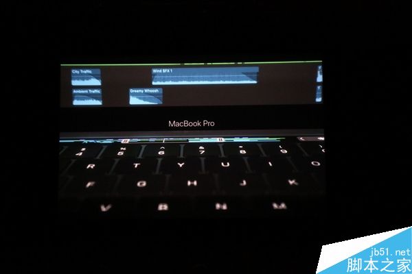 苹果全新MacBook Pro笔记本亮相:OLED触摸条大亮！”