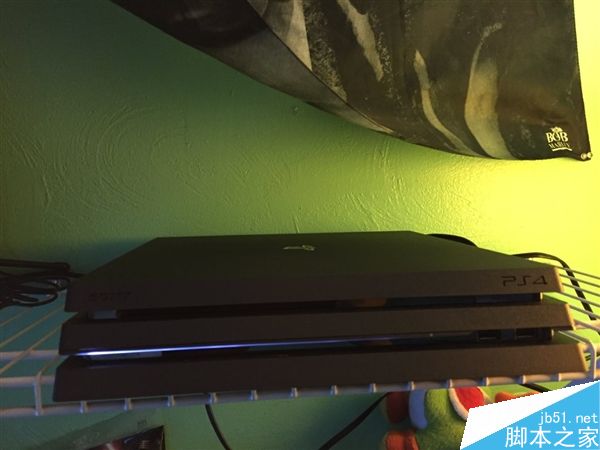 索尼PS4 Pro通电/硬盘拆卸实测:更安静更清凉、硬盘好拆”
