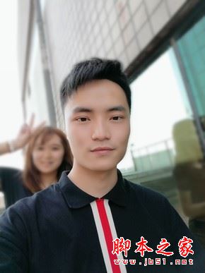 室外背景虚化自拍（左：HUAWEI nova 2）