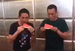 秒吃西瓜比赛GIF