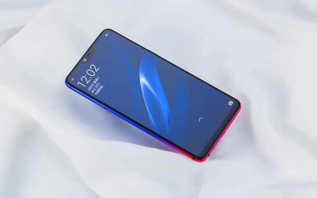 前不久發佈的oppo r15由於玻璃機身上的差異衍生出了標準版,夢境版