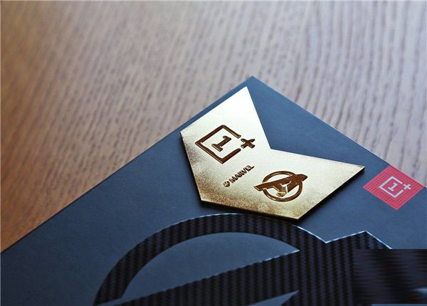 一加6复联版开箱图赏：随处可见的复联元素