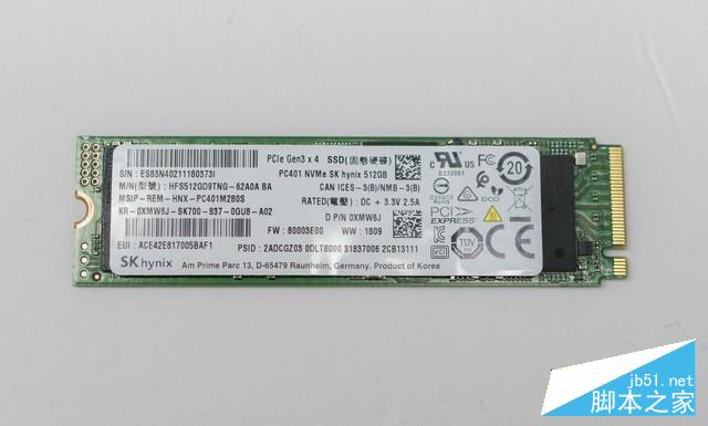 取下固态硬盘，可以看到这是一块512GB的PCI-E x4通道固态硬盘，采用海力士颗粒，在戴尔的笔记本产品中十分常见。