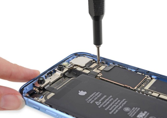 拆下屏幕部分后,ifixit 认为 iphone xr 的内部看起来像 iphone 8 与