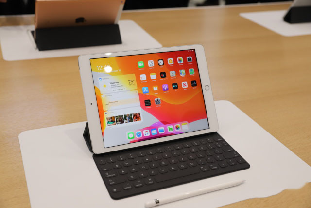 10.2英寸全新iPad真机上手体验:搭载A10处理器 支持全尺寸键盘”