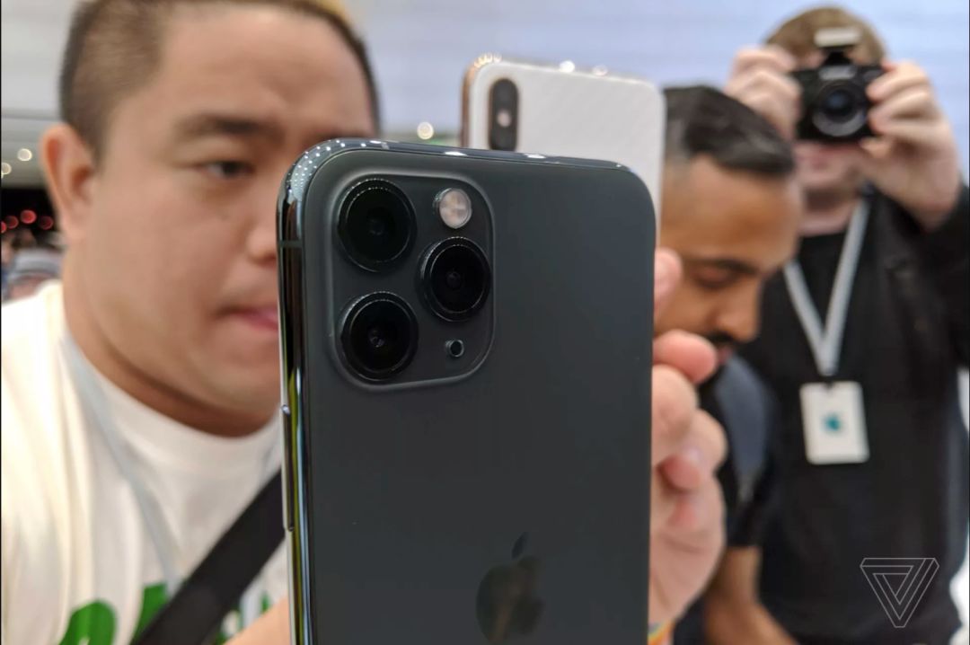 iPhone11哪个颜色最好看？iPhone午夜绿上手实拍