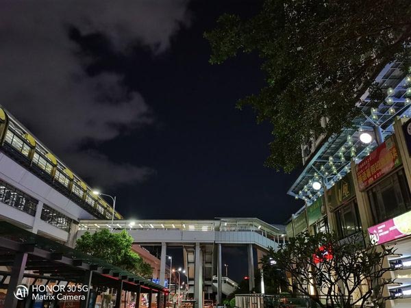 出色夜拍谁最行 荣耀30与iPhone 11 Pro Max夜景拍摄对比