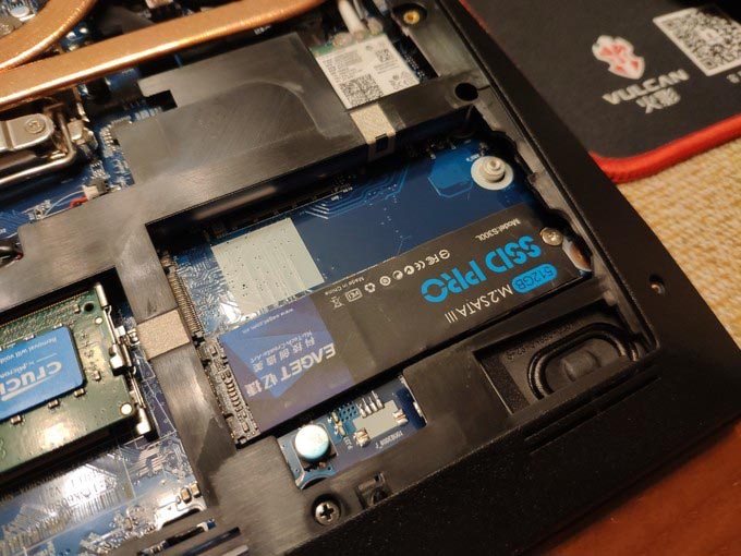 这个是原配的512GB SATA3.0固态硬盘