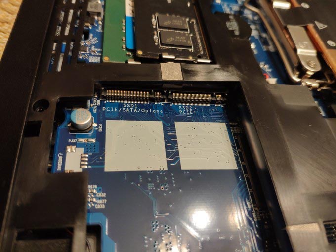 注意：左边插槽支持PCIE（NVMe）固态、SATA固态以及Intel傲腾加速盘，右侧只支持PCIE（NVMe）固态