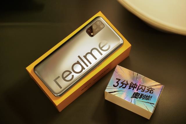 realme V5评测：潮美外观，最便宜的5G长续航手机