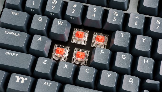 104键位，TTC红轴，可有线可无线也可蓝牙:TT G521飞行家三模机械键盘