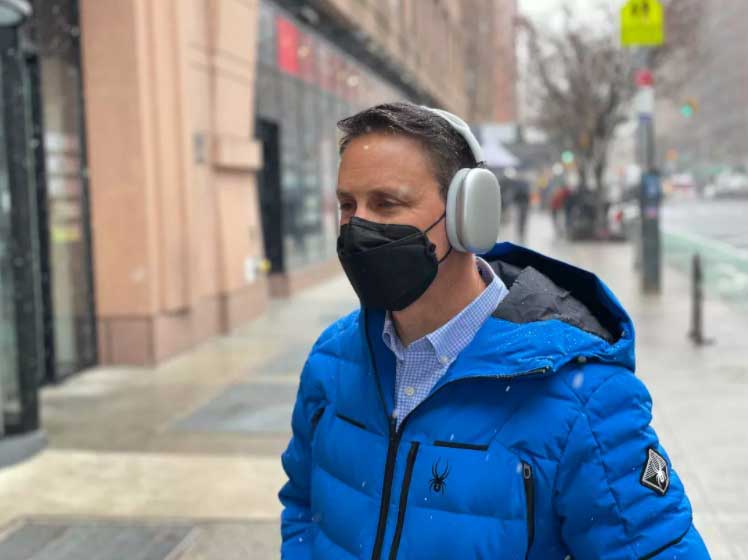 在纽约街头佩戴 airpods max