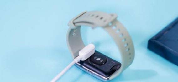 华为fit智能手表如何充电 华为手表fit充电方法”