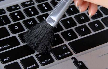 键盘缝隙里很脏怎么办 用什么洗键盘上的灰尘