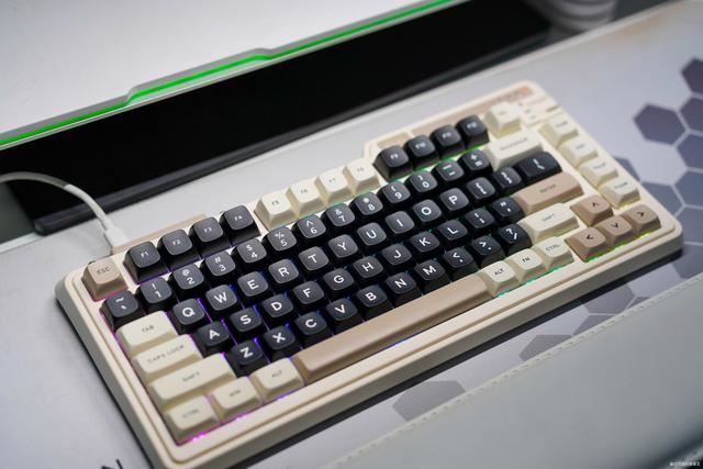 高性价比的复古匠心之作珂芝K75 Lite三模机械键盘发布_鼠标键盘_脚本之家