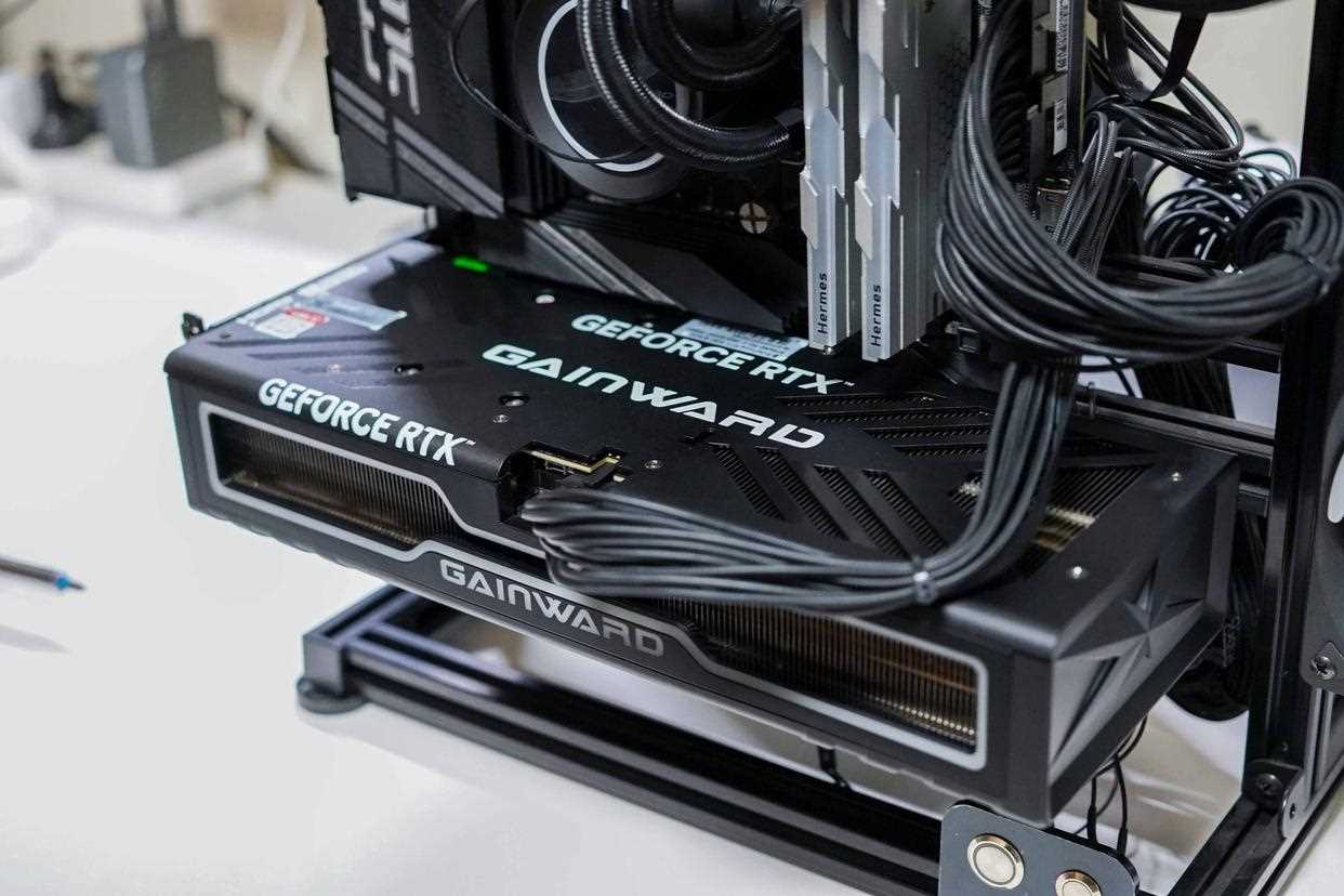 DLSS 4性能全力冲锋! 耕升RTX5080炫光OC显卡拆解超频测试