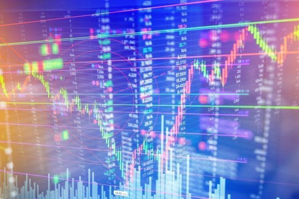 8月表现最佳美股Top10：Moderna暴涨156%，Palantir领跑AI软件股