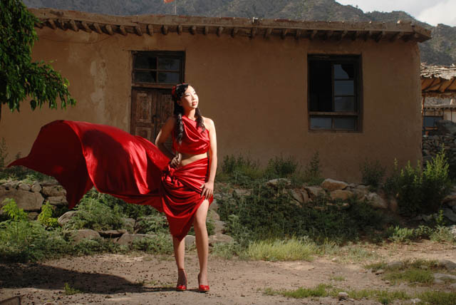 Photoshop 调出外景人物照片强对比的暗红色