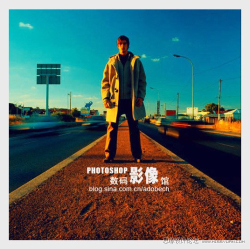 photoshop 金色调的公路上的人物照片