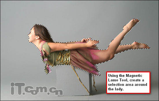 photoshop 将室内变成泳池并创意合成游泳的美女