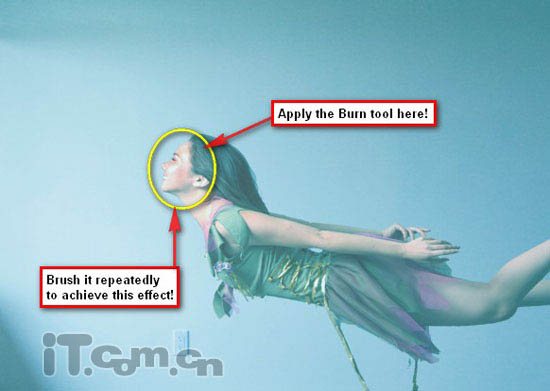 photoshop 将室内变成泳池并创意合成游泳的美女