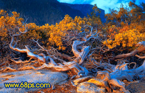 Photoshop将普通风景图片调成暗调蓝橙色