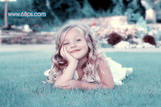 Photoshop将绿地上的儿童照片调成柔美的中性青红色