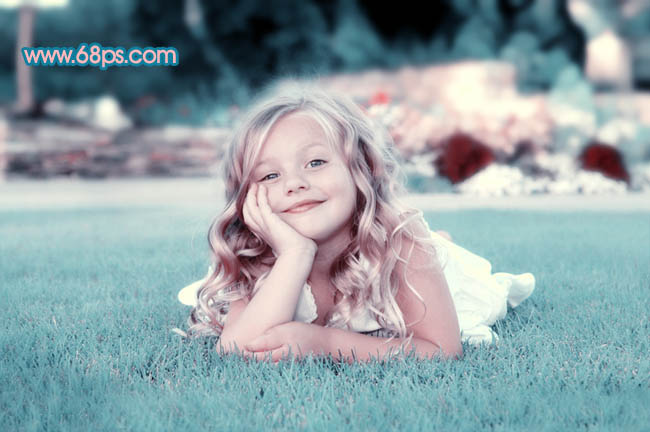 Photoshop将绿地上的儿童照片调成柔美的中性青红色