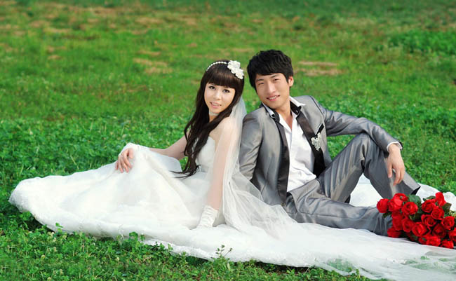 Photoshop将青绿的外景婚片调成柔美的淡紫色