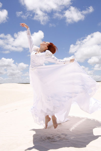 Photoshop将海滩婚片调成洁净的蓝色调