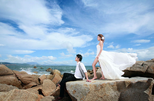 Photoshop下将海景婚片调成古典黄褐色