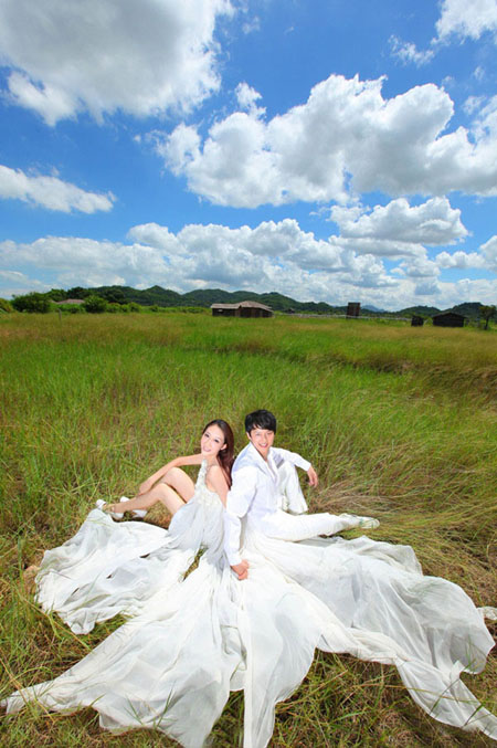 Photoshop制作暗红色草原婚片