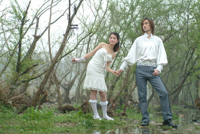 Photoshop将树林人物图片调成淡淡的橙色调