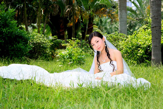 Photoshop将外景婚片调成斑斓的暗蓝色